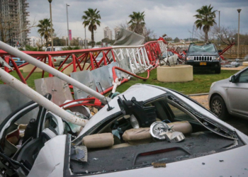 קריסת מנוף על רכב בבת ים | צילום: פלאש90