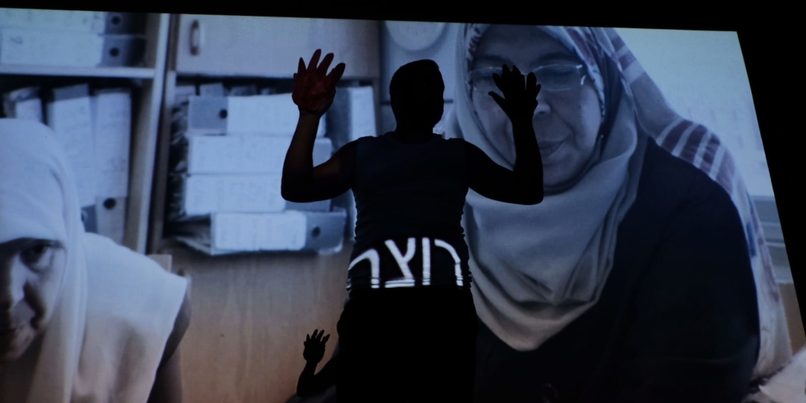 ההתפרצות לבמה היום בהקרנה החלופית בקיבוץ כברי | צילומים: ניר שאנני