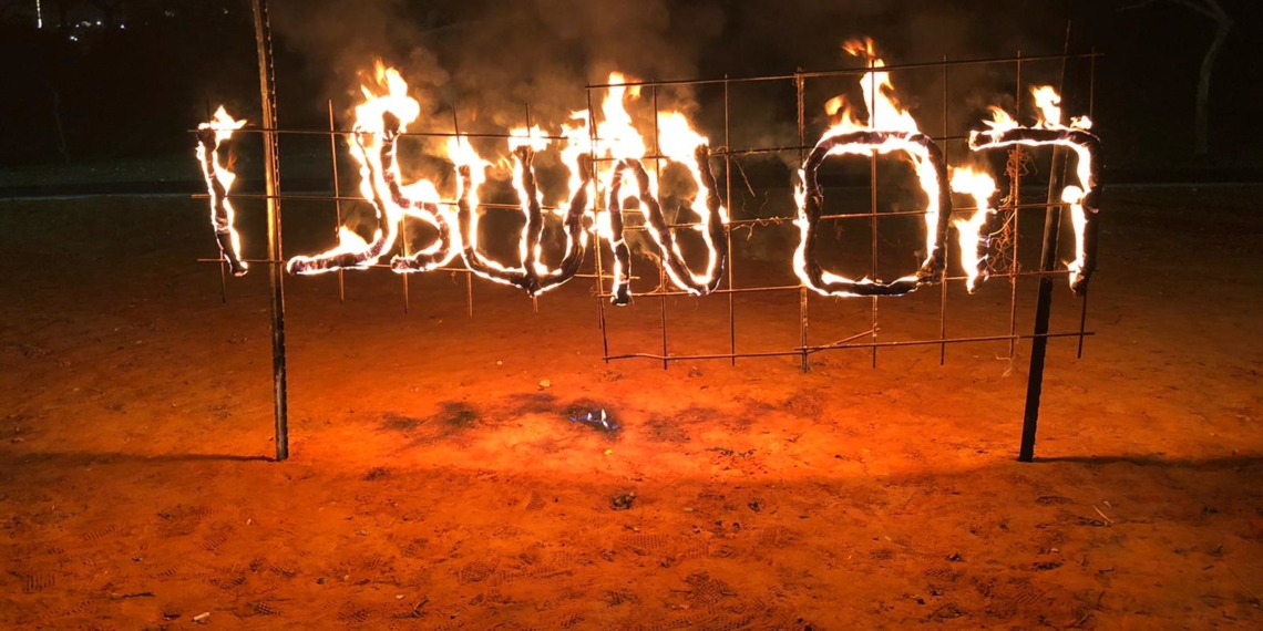 כתובת אש של שבט הנשיא בתל אביב, לתמיכה בילדי עובדי הזרים. צילום: הצופים