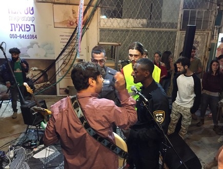 המשטרה עוצרת את להקתו של יובל מנדלסון בשדרות שלשום
