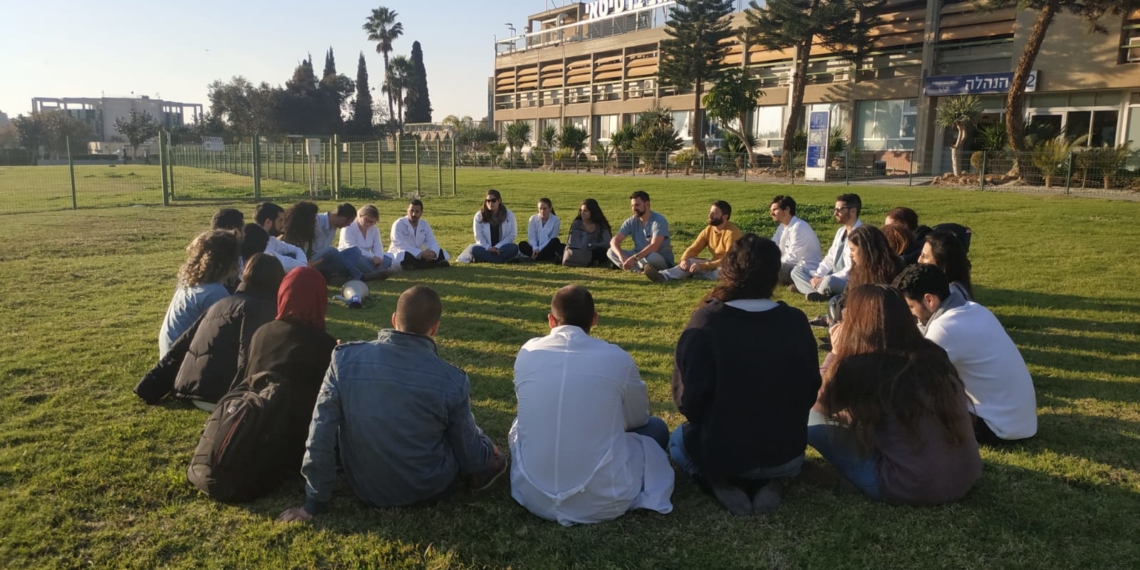 אסיפת מתמחים השבוע מחוץ  לסורוקה | צילום: דור לסקר