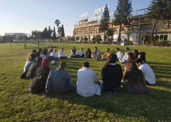 אסיפת מתמחים השבוע מחוץ לסורוקה | צילום: דור לסקר