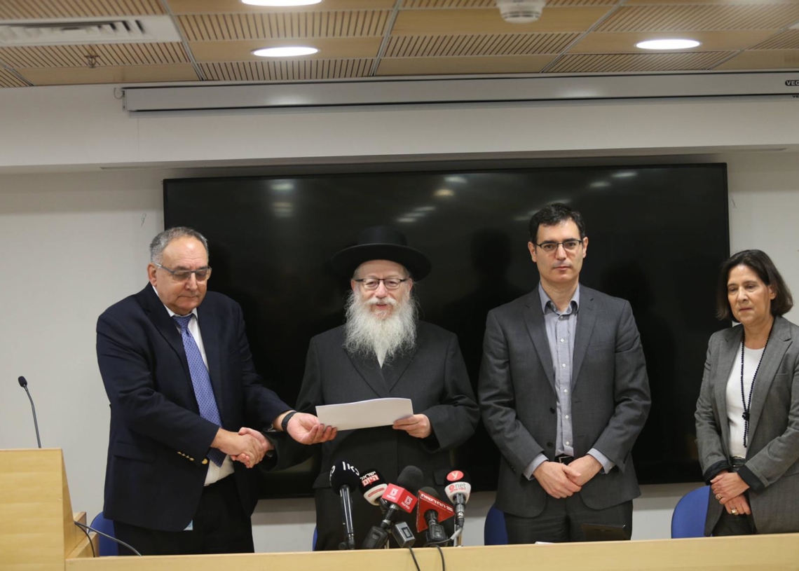חברי וועדת הסל מגישים את החלטתם לשר הבריאות. מימין: ד"ר אסנת לוקסנבורג; מנכ"ל משרד הבריאות, משה בר סימן טוב; השר ליצמן ויו"ר הוועדה ומנכ"ל הדסה, פרופ' זאב רוטשטיין | צילום: משרד הבריאות