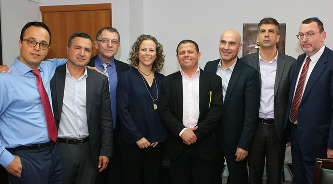 כנס החירום שאירגן נוה על קבוצות רכישה. מימין: השר אלי כהן, נוה, איתן כבל, איילת נחמיאס ורבין. בקצה השמאלי: עו"ד אבי ללום | צילום מסך פוסט לשכה 2016