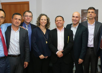 כנס החירום שאירגן נוה על קבוצות רכישה. מימין: השר אלי כהן, נוה, איתן כבל, איילת נחמיאס ורבין. בקצה השמאלי: עו"ד אבי ללום | צילום מסך פוסט לשכה 2016