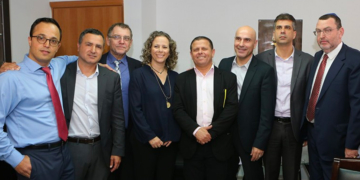 כנס החירום שאירגן נוה על קבוצות רכישה. מימין: השר אלי כהן, נוה, איתן כבל, איילת נחמיאס ורבין. בקצה השמאלי: עו"ד אבי ללום | צילום מסך פוסט לשכה 2016