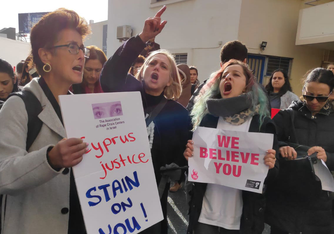 תומכות מחוץ לבית המשפט בקפריסין | צילום: