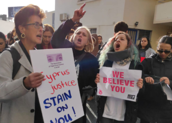 תומכות מחוץ לבית המשפט בקפריסין | צילום: