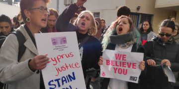 תומכות מחוץ לבית המשפט בקפריסין | צילום: