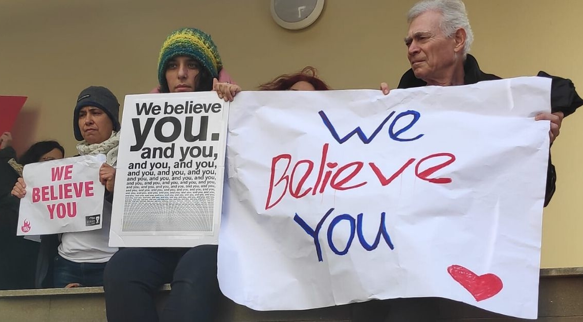 מפגינים התומכים בצעירה הבריטית, מחוץ לבית המשפט בקפריסין הבוקר. צילומים: טניה גילבוע