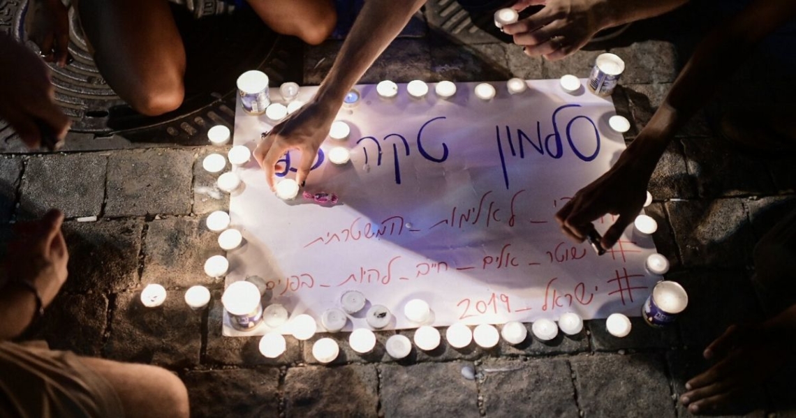 נערים מדליקים נרות לזכרו של טקה במקום הירצחו, ביולי האחרון | צילום:תומר נויברג, פלאש 90