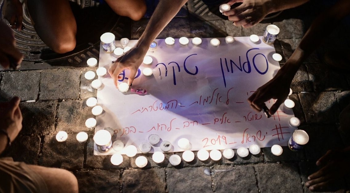 נערים מדליקים נרות לזכרו של טקה במקום הירצחו, ביולי האחרון | צילום:תומר נויברג, פלאש 90