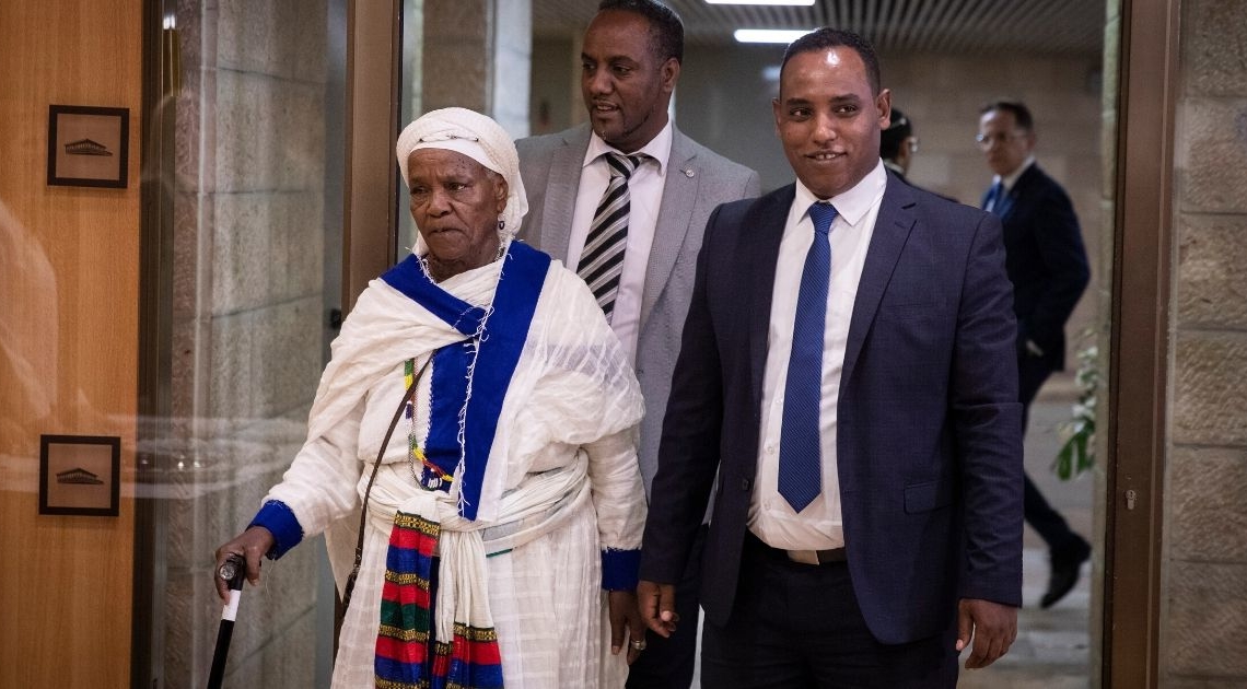 גדי יברקן ואמו בהשבעת הכנסת הקודמת, כשהיה ח"כ של כחול לבן. | צילום: הדס פרוש, פלאש 90