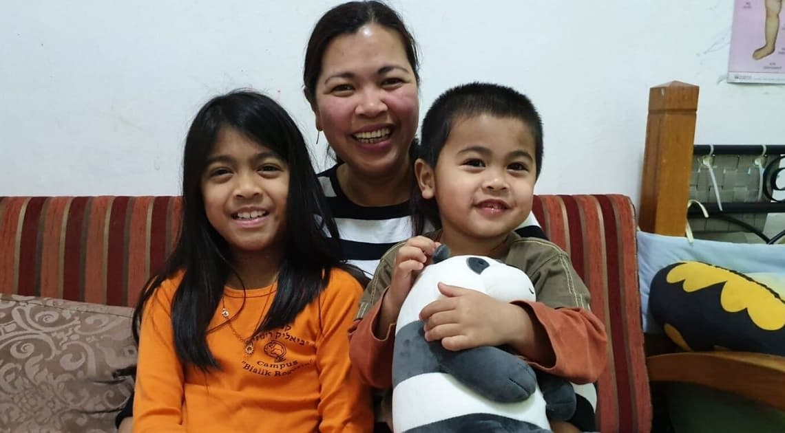 איירין אליאנג, מהגרת עבודה מהפיליפינים, נעצרה ביום ראשון האחרון בזמן שילדיה, ג'רין בת ה-9 וג'ושוע בן ה-3 היו במסג