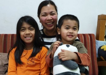 איירין אליאנג, מהגרת עבודה מהפיליפינים, נעצרה ביום ראשון האחרון בזמן שילדיה, ג'רין בת ה-9 וג'ושוע בן ה-3 היו במסג