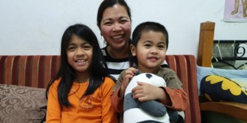 איירין אליאנג, מהגרת עבודה מהפיליפינים, נעצרה ביום ראשון האחרון בזמן שילדיה, ג'רין בת ה-9 וג'ושוע בן ה-3 היו במסג