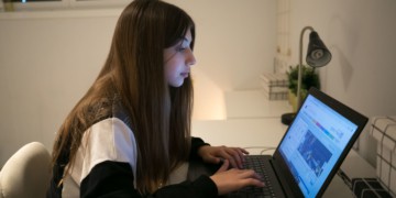 תלמידה בלמידה מרחוק בזמן הקורונה (למצולמים אין קשר לכתבה) | Photo by Chen Leopold/Flash90 ***