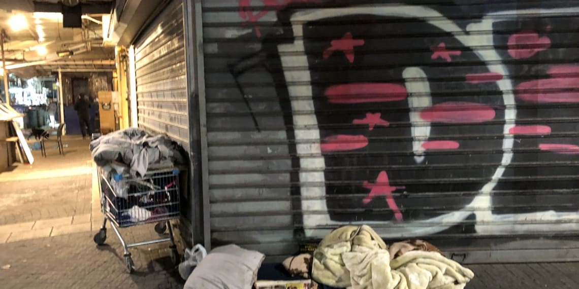 חסר בית בשוק התקווה | צילום: אורי גבריאלי