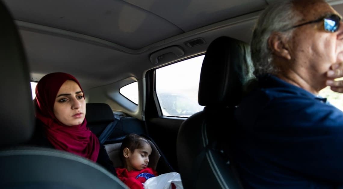 עדי רוזנטל, מתנדב בדרך להחלמה מסיע את סהמאן אלחוש ואמו טאסנים | צילום: מיטל דור