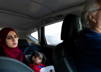 עדי רוזנטל, מתנדב בדרך להחלמה מסיע את סהמאן אלחוש ואמו טאסנים | צילום: מיטל דור