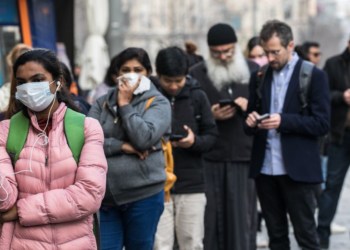 תור לכספומט בירושלים | צילום: אוליבייה פיטוסי, פלאש 90
