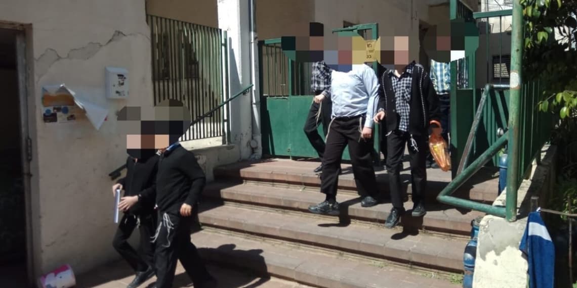 ילדים מסיימים לימודים בתלמוד תורה תשב"ר בבני ברק, היום בצהריים