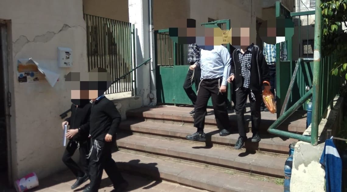 ילדים מסיימים לימודים בתלמוד תורה תשב"ר בבני ברק, היום בצהריים