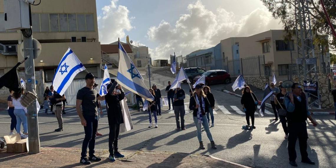 המחאה מול ביתו של גנץ היום בראש העין | צילום: עינת פישביין