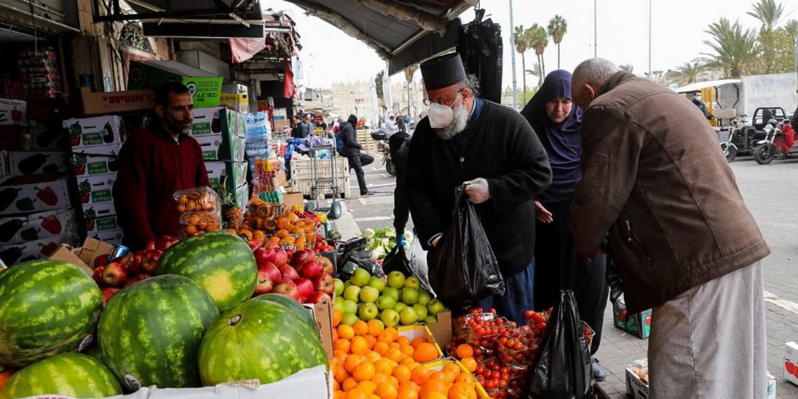 קניות ליד שער שכם בירושלים | אזור שער שכם בירושלים. תשתיות לוקות בחסר גם בשגרה | צילום: פלאש 90, נתי שוחט