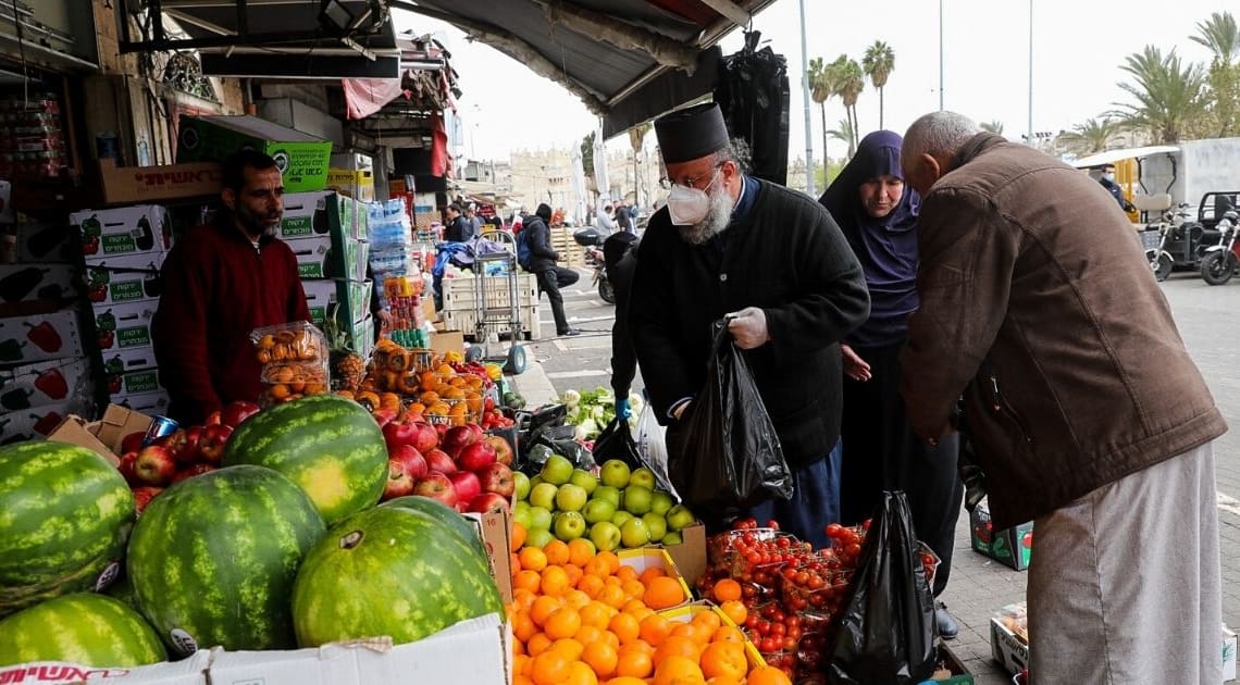 קניות ליד שער שכם בירושלים | אזור שער שכם בירושלים. תשתיות לוקות בחסר גם בשגרה | צילום: פלאש 90, נתי שוחט