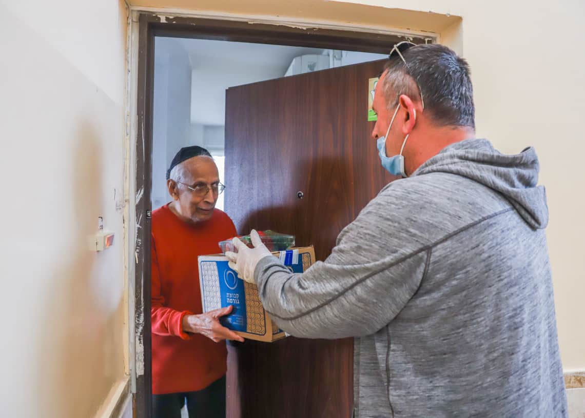 חלוקת מזון למבוגרים בבידוד | צילום: יוסי אלוני לפלאש 90