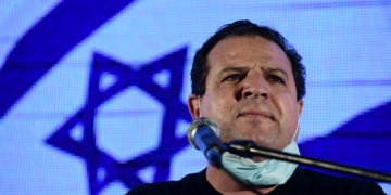 איימן עודה, מחאת הדגל השחור, אפריל 2020 | צילום: תומר נויברג, פלאש90