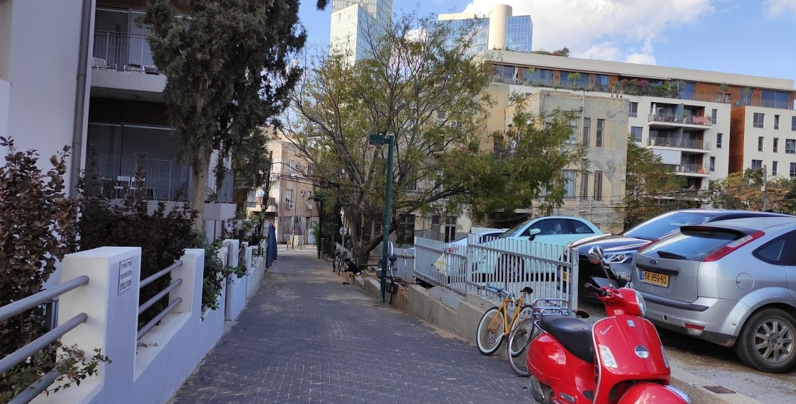 רחוב בתל אביב. "אנשים בקושי מגיעים לראות". צילומים: תומר מיכלזון