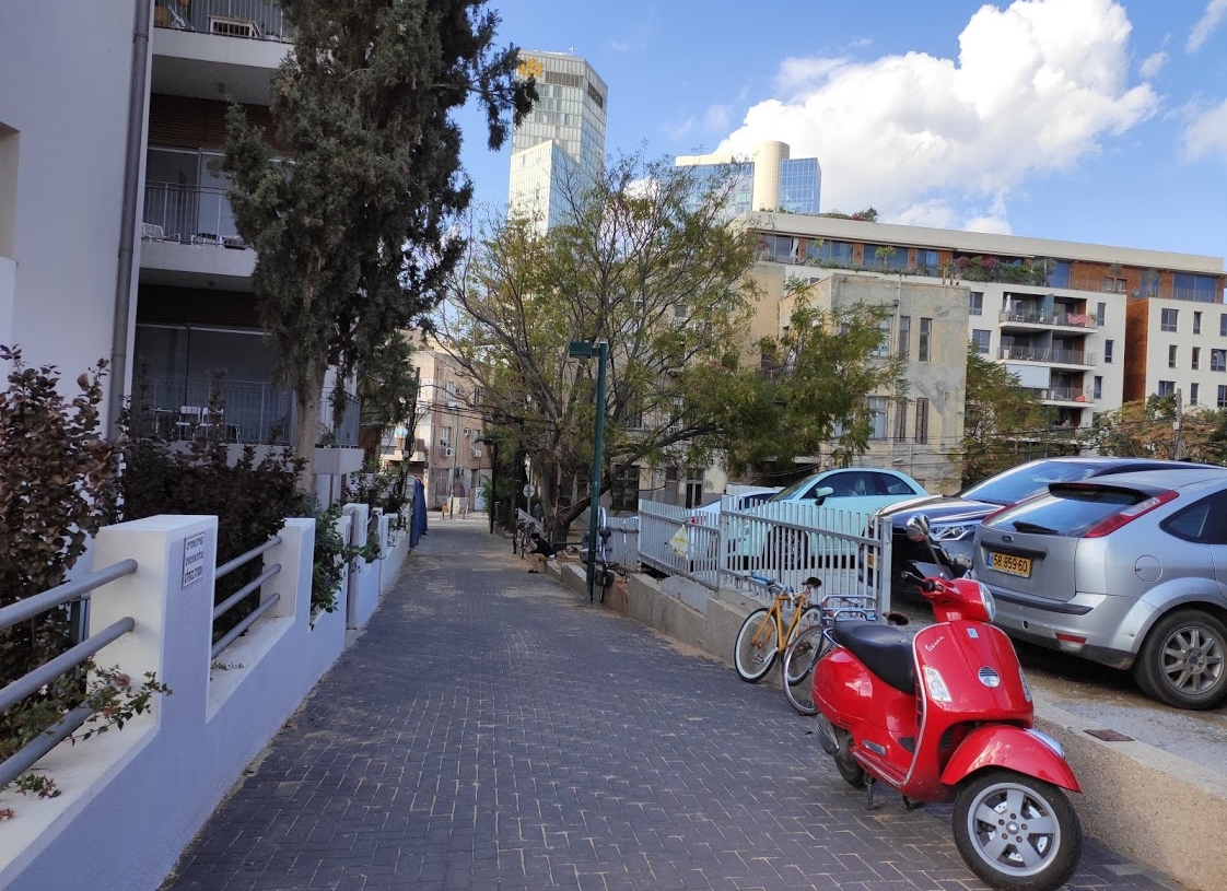 רחוב בתל אביב. "אנשים בקושי מגיעים לראות". צילומים: תומר מיכלזון