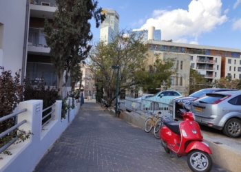 רחוב בתל אביב. "אנשים בקושי מגיעים לראות". צילומים: תומר מיכלזון