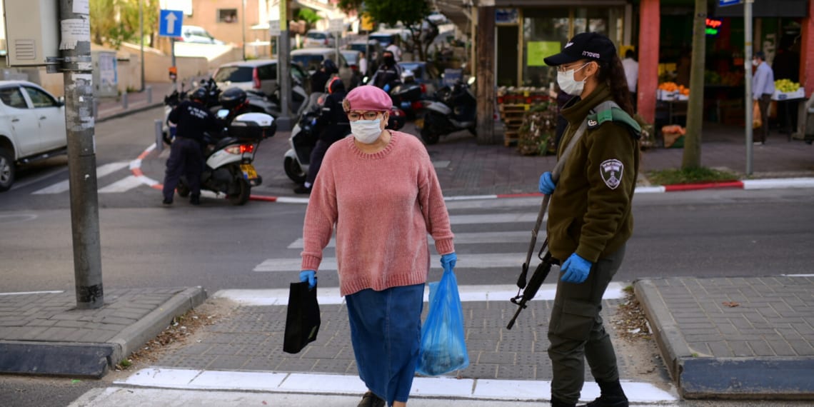 מחסום משטרתי בבני ברק בתחילת אפריל | צילום: תומר נויברג לפלאש 90