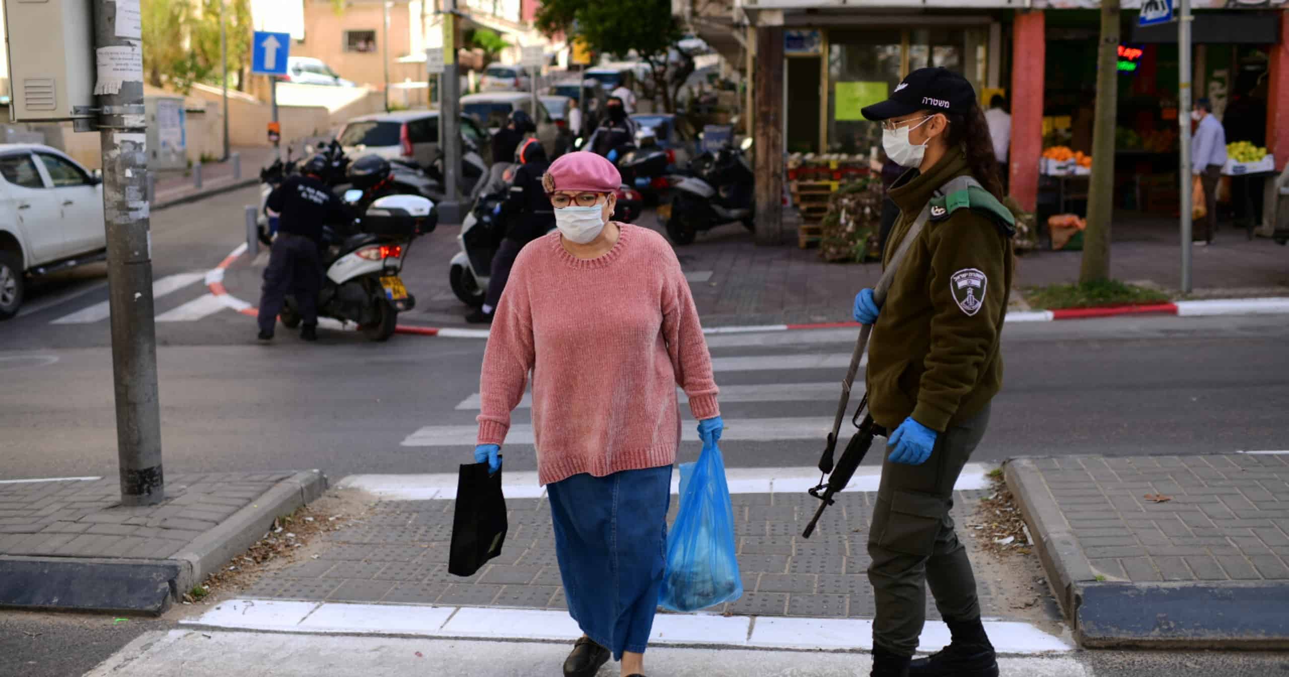 מחסום משטרתי בבני ברק בתחילת אפריל | צילום: תומר נויברג לפלאש 90