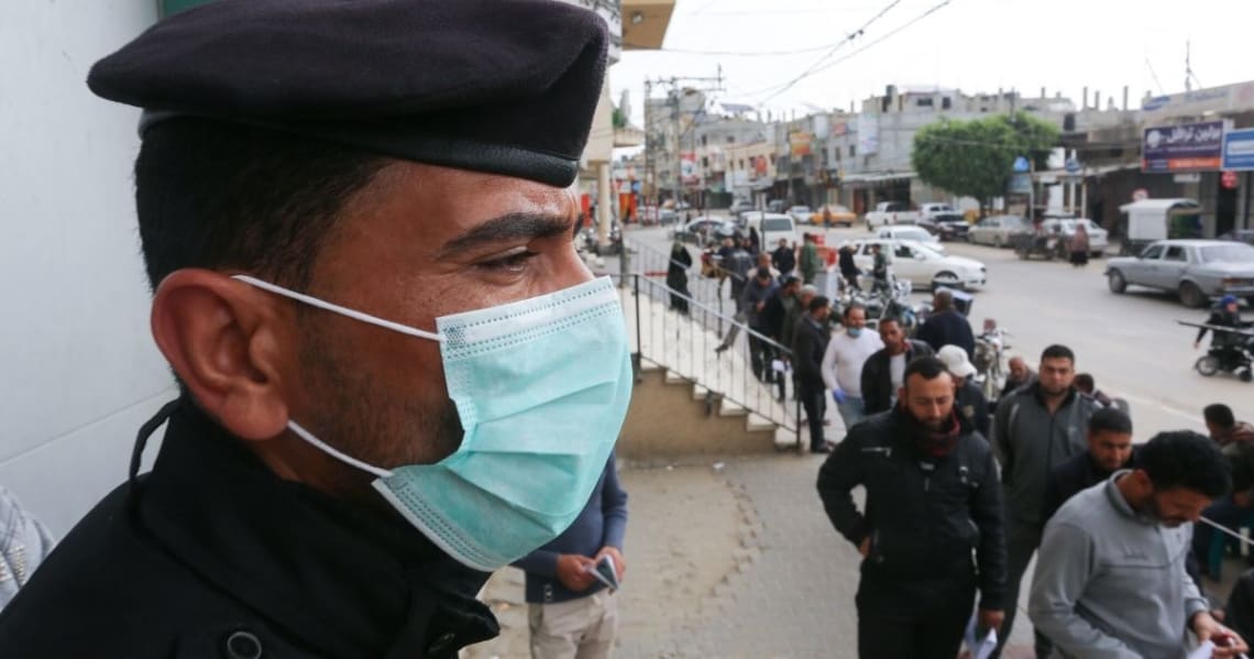 שוטר פלסטיני ברפיח, רצועת עזה, בתור לחלפן כספים | Photo by Abed Rahim Khatib/ Flash90