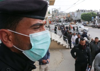 שוטר פלסטיני ברפיח, רצועת עזה, בתור לחלפן כספים | Photo by Abed Rahim Khatib/ Flash90