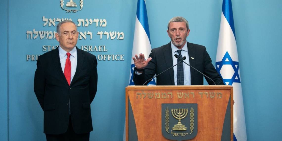 שר החינוך רפי פרץ וראש הממשלה בנימין נתניהו | צילום: אוליבייה פיטוסי פלאש 90