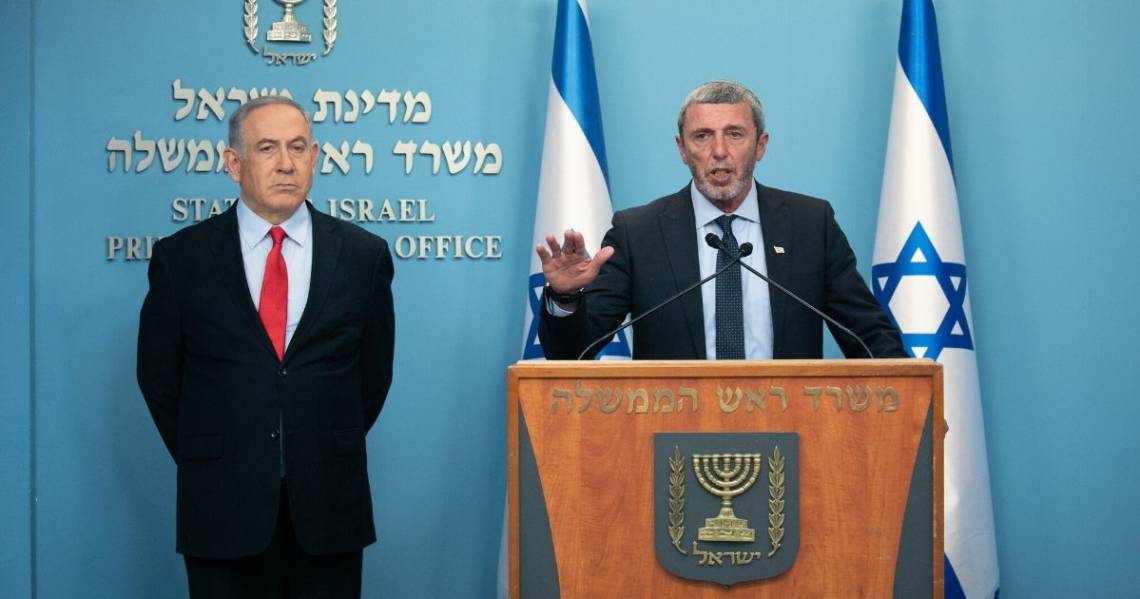 שר החינוך רפי פרץ וראש הממשלה בנימין נתניהו | צילום: אוליבייה פיטוסי פלאש 90