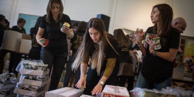 חלוקת מזון על ידי מתנדבים בבית הנשיא בפסח (למצולמים אין קשר לכתבה) | צילום: הדס פרוש, פלאש 90