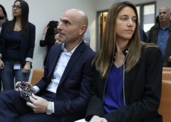 בר כץ ואפי נוה בבית המשפט. צילום: עופר ועקנין, באדיבות דה מרקר