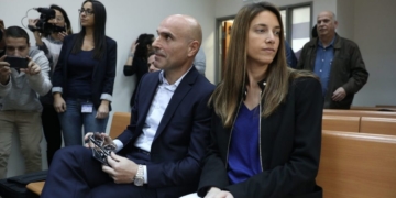 בר כץ ואפי נוה בבית המשפט. צילום: עופר ועקנין, באדיבות דה מרקר