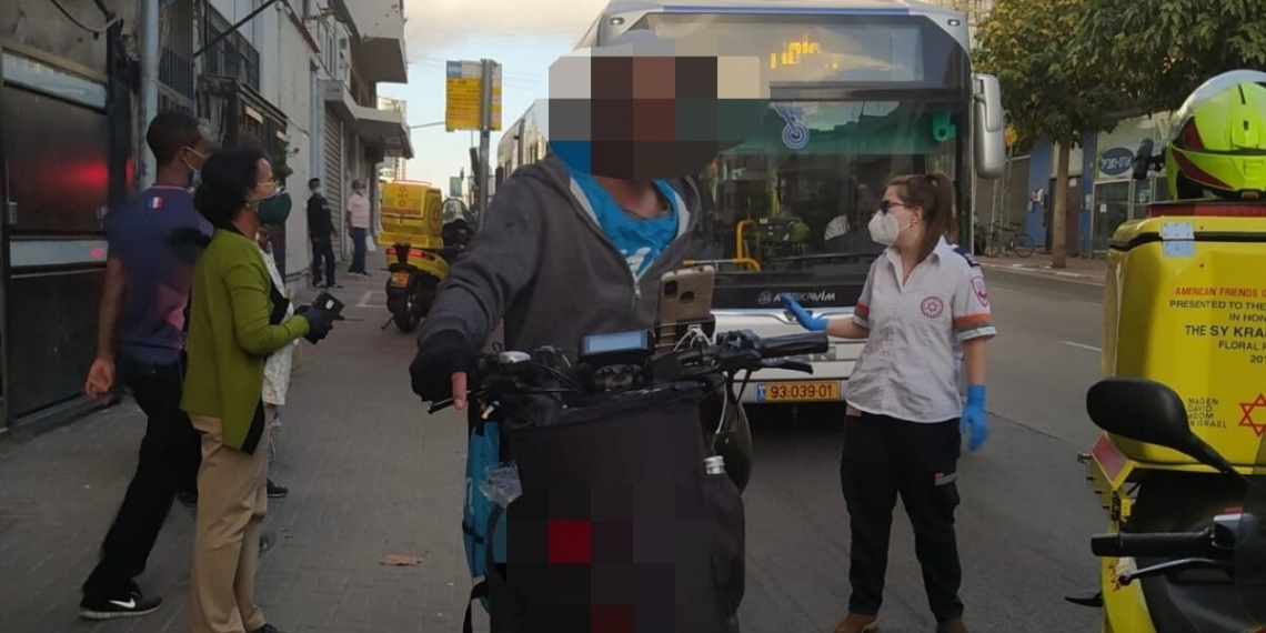שליח הוולט לאחר האירוע האלים באוטובוס, אתמול בדרך בגין בתל אביב