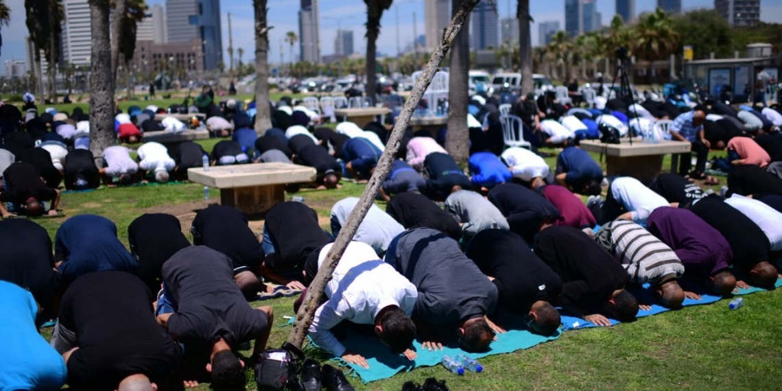 תפילה לפני ההפגנות ביפו בשבוע שעבר במחאה על הרס בית הקברות | צילום: תומר נויברג, פלאש 90