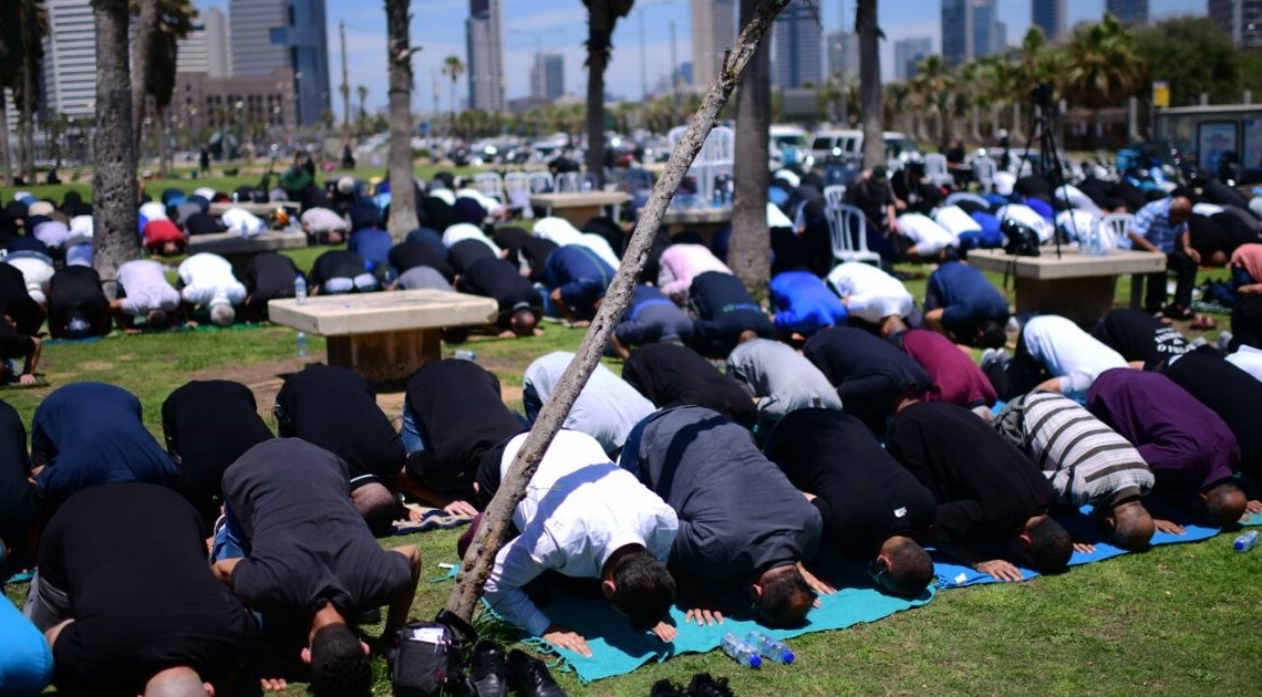 תפילה לפני ההפגנות ביפו בשבוע שעבר במחאה על הרס בית הקברות | צילום: תומר נויברג, פלאש 90
