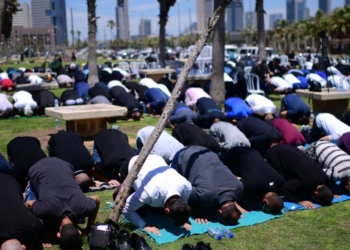 תפילה לפני ההפגנות ביפו בשבוע שעבר במחאה על הרס בית הקברות | צילום: תומר נויברג, פלאש 90