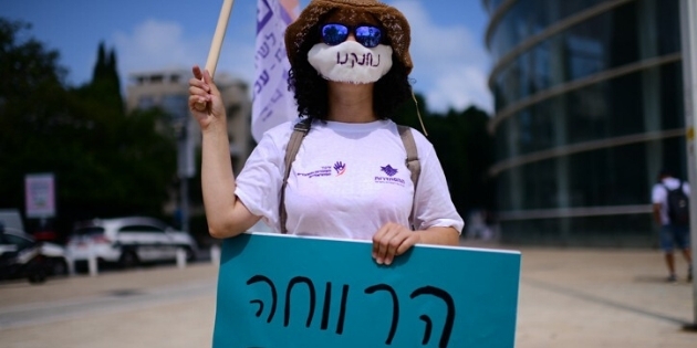 מחאת העובדים הסוציאליים בכיכר הבימה. 6 ליולי 2020. צילום: תומר נוייברג לפלאש 90