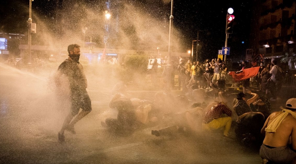 מפגין עף ממכת"זית בירושלים | צילום: יונתן סינדל, פלאש 90
